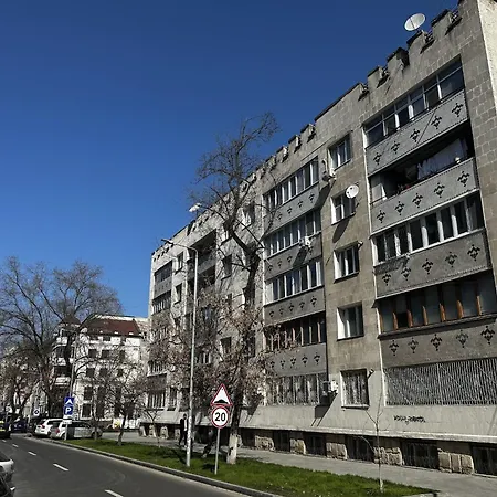 Location 2 Bedrooms Apartment *